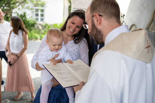 Emfpang des Taufkindes / glaubeimbild.at/MARTIN_ZAMBANINI Empfang an der Kirchentür mit Gebet, Taufspender: Pfarrer Richard Hansl