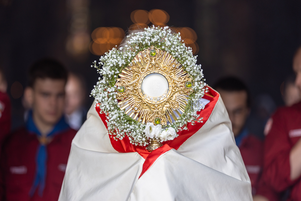 Fronleichnam 2022 Kardinal Schönborn / Erzdiözese Wien/ Schönlaub Stephan, Stephan Schönlaub Das Hochfest des Leibes und Blutes Christi, besser bekannt als Fronleichnam (Mittelhochdeutsch für Leib des Herren), geht zurück auf eine Vision der belgischen Nonne Juliana von Lüttich. Nachdem ihr Beichtvater, dem sie von ihrer Vision erzählt hatte